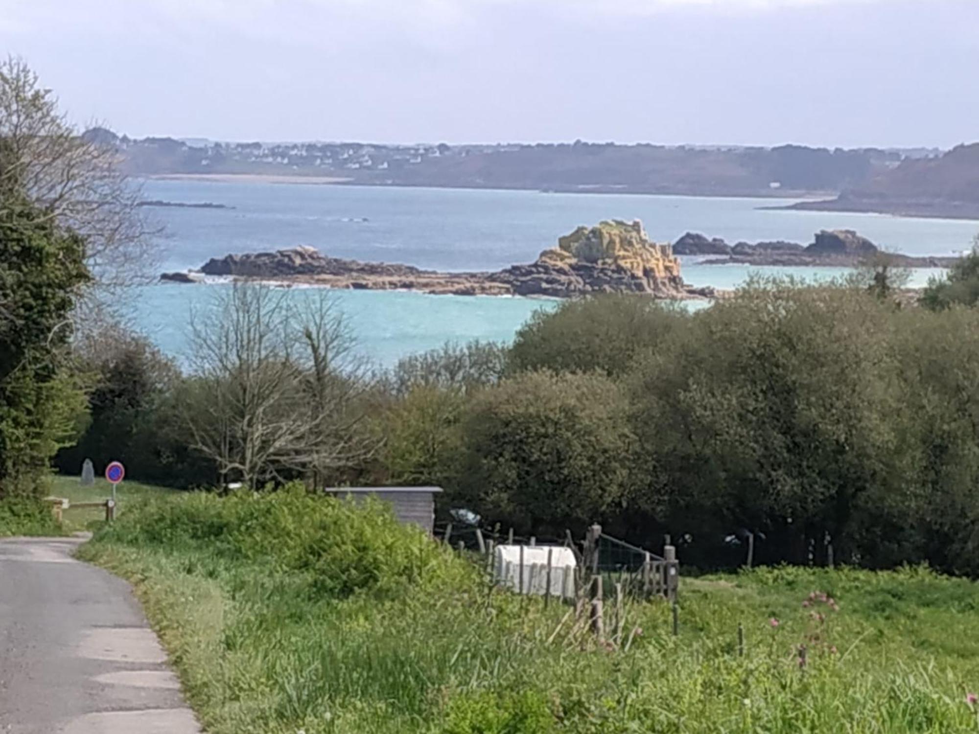 Maison de 2 chambres a Guimaec a 500 m de la plage avec vue sur la mer jardin amenage et wifi Extérieur photo